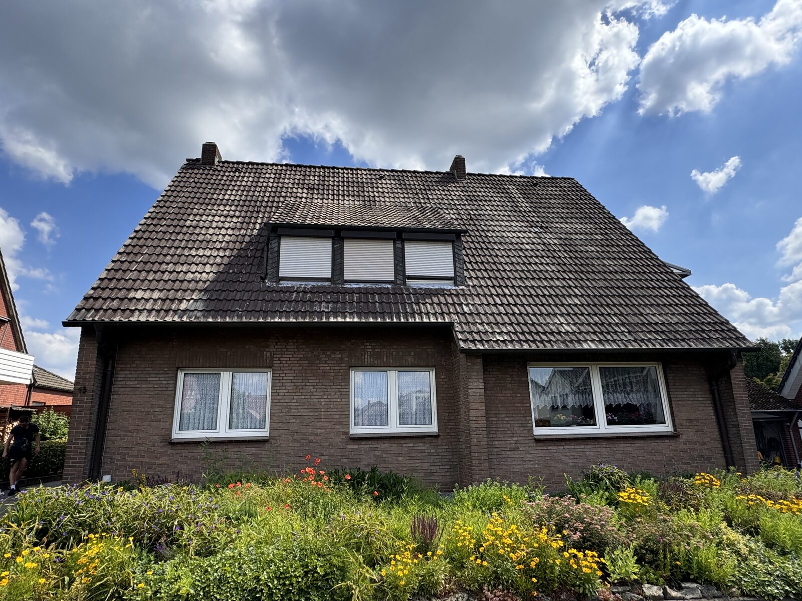 Vorher: bemoostes Dach am Klinkerhaus